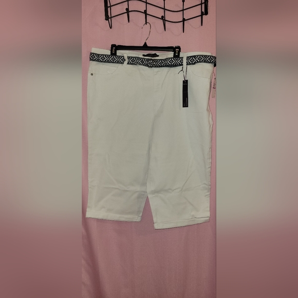 NWT Gloria Vanderbilt Size 22W White Jean Capris - Picture 2 of 4